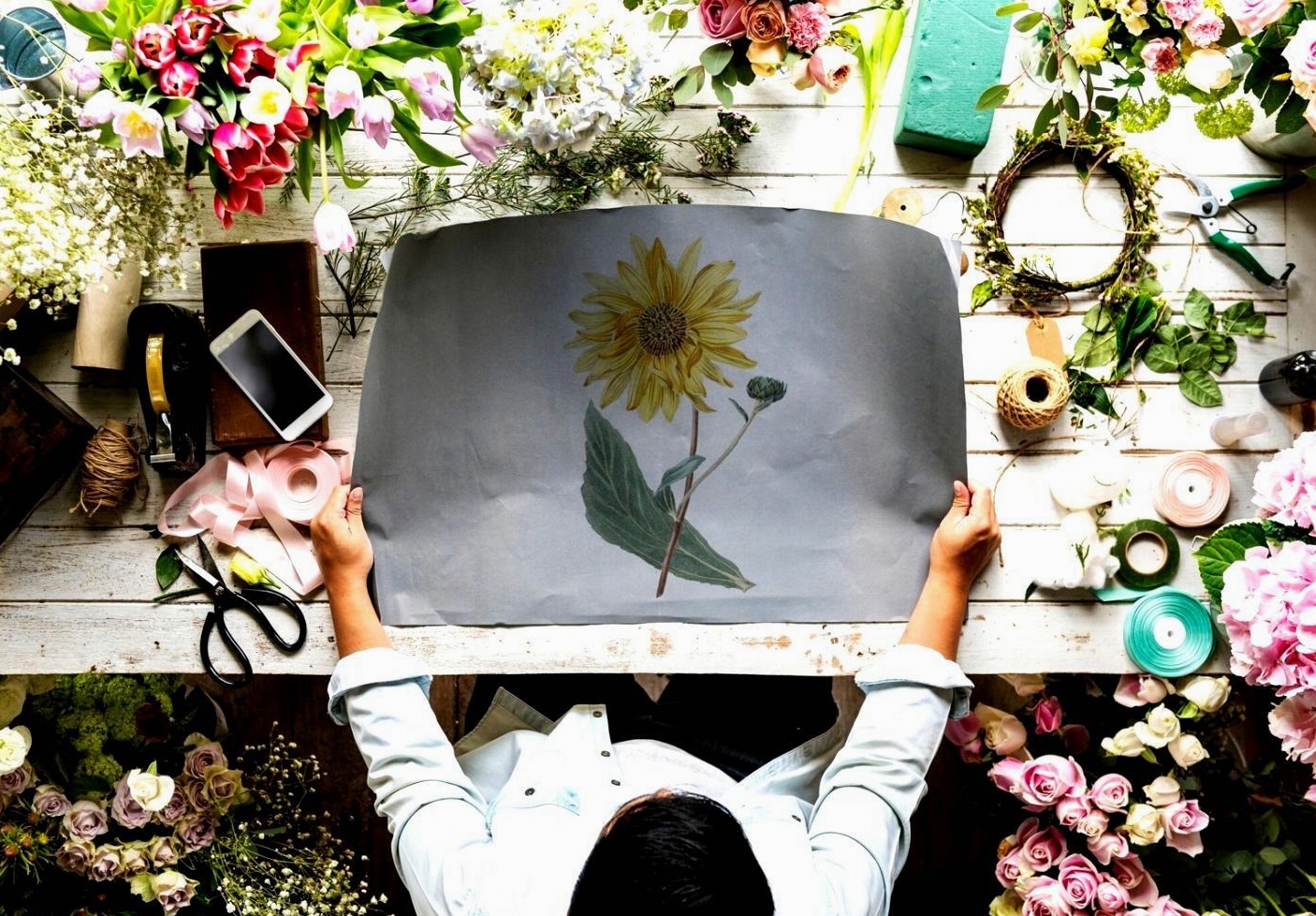 Floral arrangement demonstration during a live Luckydealwave webinar